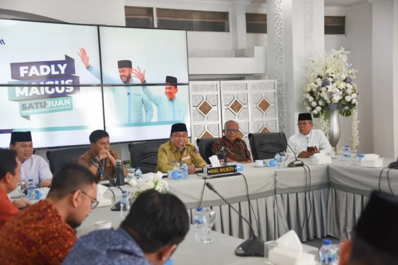 Wakil Wali Kota Padang Maigus Nasir memimpin Rapat Pembentukan Pengurus KDEKS Kota Padang di Palanta Rumah Dinas Wali Kota Padang, Senin (29/12/2025). (Foto: Prokopim Padang)