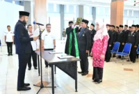 Wali Kota Padang Fadly Amran melantik para pejabat di Gedung Bagindo Azis Chan Youth Center, Rabu (31/12/2025). (Foto: Prokopim Padang)
