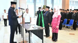 Wali Kota Padang Fadly Amran melantik para pejabat di Gedung Bagindo Azis Chan Youth Center, Rabu (31/12/2025). (Foto: Prokopim Padang)