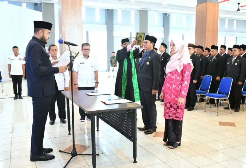 Wali Kota Padang Fadly Amran melantik para pejabat di Gedung Bagindo Azis Chan Youth Center, Rabu (31/12/2025). (Foto: Prokopim Padang)