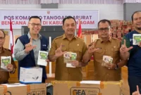 Wakil Bupati Agam H. Muhammad Iqbal menerima bantuan dari IPB University di Posko Utama Balairung Rumah Dinas Bupati Agam, Lubuk Basung, Selasa (23/12). (Foto: Pemkab Agam)