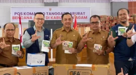 Wakil Bupati Agam H. Muhammad Iqbal menerima bantuan dari IPB University di Posko Utama Balairung Rumah Dinas Bupati Agam, Lubuk Basung, Selasa (23/12). (Foto: Pemkab Agam)