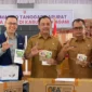 Wakil Bupati Agam H. Muhammad Iqbal menerima bantuan dari IPB University di Posko Utama Balairung Rumah Dinas Bupati Agam, Lubuk Basung, Selasa (23/12). (Foto: Pemkab Agam)