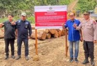Anggota DPRD Pessel, Novermal Yuska bersama aparat hukum saat turun ke lokasi penemuan kayu diduga ilegal di hulu sungai Batang Bayang, di Jorong Sariak Bayang, Nagari Alahan Panjang, Kecamatan Lembah Gumanti, Solok. (Foto: Dok. Novermal)