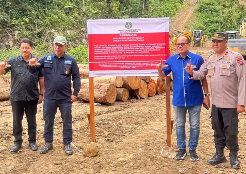 Anggota DPRD Pessel, Novermal Yuska bersama aparat hukum saat turun ke lokasi penemuan kayu diduga ilegal di hulu sungai Batang Bayang, di Jorong Sariak Bayang, Nagari Alahan Panjang, Kecamatan Lembah Gumanti, Solok. (Foto: Dok. Novermal)