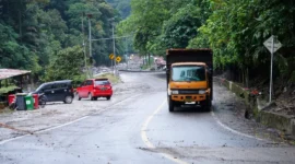 Akses jalan nasional Padang-Bukittinggi via Lembah Anai sudah bisa dilintasi kendaraan roda empat secara terbatas mulai 16 hingga 21 Desember 2025. (Foto: Prokopim Tanah Datar)