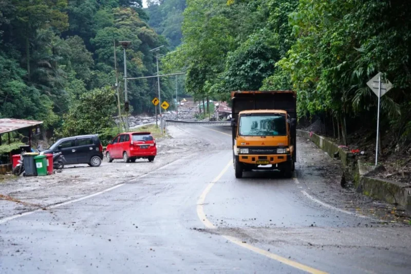 Akses jalan nasional Padang-Bukittinggi via Lembah Anai sudah bisa dilintasi kendaraan roda empat secara terbatas mulai 16 hingga 21 Desember 2025. (Foto: Prokopim Tanah Datar)