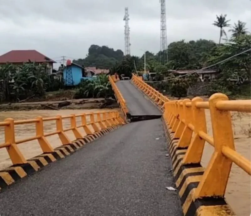 Kerusakan infrastruktur akibat banjir dan banjir bandang di Kota Padang mencapai Rp 264,3 miliar. (Foto: FB Diskominfo Padang)