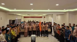 Bupati Pesisir Selatan Hendrajoni melepas kafilah MTQ Pessel di Triza Hotel Painan, Jumat malam (12/12). (Foto: Ist)