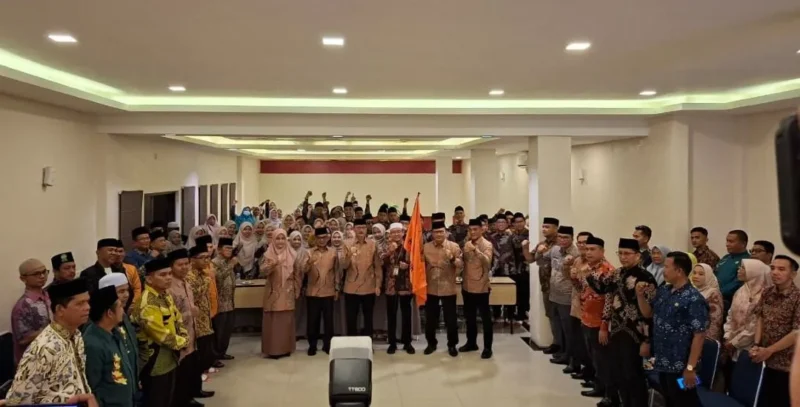 Bupati Pesisir Selatan Hendrajoni melepas kafilah MTQ Pessel di Triza Hotel Painan, Jumat malam (12/12). (Foto: Ist)