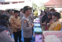Kakorsabhara Baharkam Polri, Irjen Pol Mulia Hasudungan Ritonga berdialog dengan warga terdampak banjir bandang di lokasi pengungsian SDN 02 Cupak Tangah, Kecamatan Pauh, Kamis (4/12/2025). (Foto: Prokopim Padang)