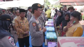 Kakorsabhara Baharkam Polri, Irjen Pol Mulia Hasudungan Ritonga berdialog dengan warga terdampak banjir bandang di lokasi pengungsian SDN 02 Cupak Tangah, Kecamatan Pauh, Kamis (4/12/2025). (Foto: Prokopim Padang)