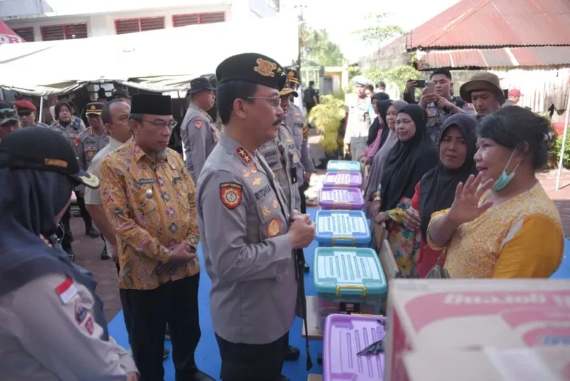 Kakorsabhara Baharkam Polri, Irjen Pol Mulia Hasudungan Ritonga berdialog dengan warga terdampak banjir bandang di lokasi pengungsian SDN 02 Cupak Tangah, Kecamatan Pauh, Kamis (4/12/2025). (Foto: Prokopim Padang)