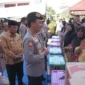 Kakorsabhara Baharkam Polri, Irjen Pol Mulia Hasudungan Ritonga berdialog dengan warga terdampak banjir bandang di lokasi pengungsian SDN 02 Cupak Tangah, Kecamatan Pauh, Kamis (4/12/2025). (Foto: Prokopim Padang)