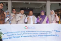Pemko Padang menerima bantuan bencana dari Kemenperin RI di Posko Tanggap Darurat Bencana Kota Padang, Selasa (9/12/2025). (Foto: Prokopim Padang)