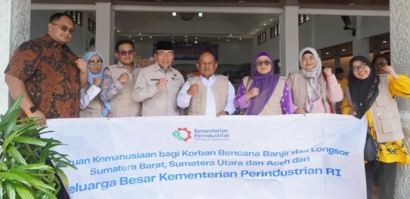 Pemko Padang menerima bantuan bencana dari Kemenperin RI di Posko Tanggap Darurat Bencana Kota Padang, Selasa (9/12/2025). (Foto: Prokopim Padang)