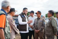Wali Kota Padang, Fadly Amran mendampingi Kepala BNPB, Suharyanto meninjau lahan untuk Huntara dan Huntap di kawasan belakang Pasar Simpang Haru, Rabu (17/12/2025). (Foto: Prokopim Padang)