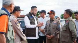 Wali Kota Padang, Fadly Amran mendampingi Kepala BNPB, Suharyanto meninjau lahan untuk Huntara dan Huntap di kawasan belakang Pasar Simpang Haru, Rabu (17/12/2025). (Foto: Prokopim Padang)