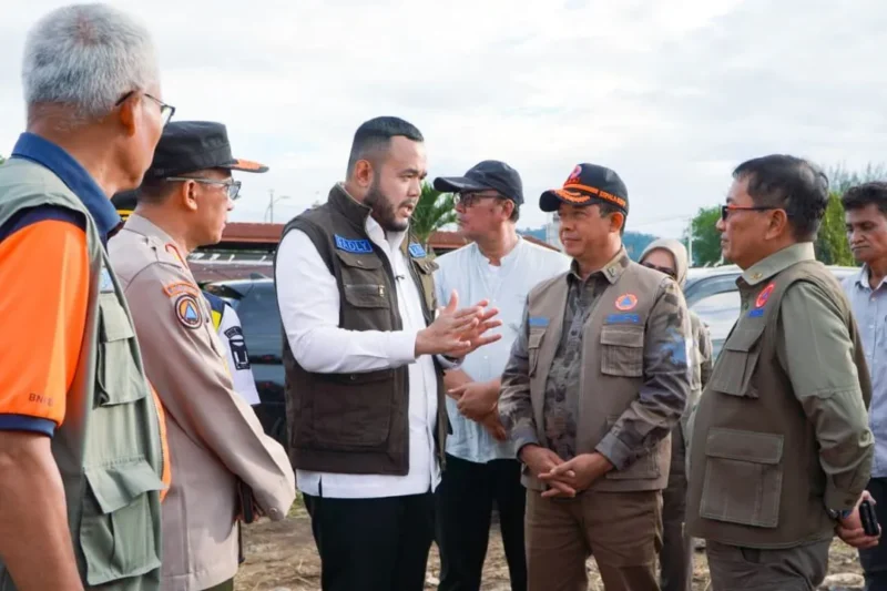 Wali Kota Padang, Fadly Amran mendampingi Kepala BNPB, Suharyanto meninjau lahan untuk Huntara dan Huntap di kawasan belakang Pasar Simpang Haru, Rabu (17/12/2025). (Foto: Prokopim Padang)