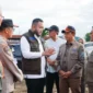 Wali Kota Padang, Fadly Amran mendampingi Kepala BNPB, Suharyanto meninjau lahan untuk Huntara dan Huntap di kawasan belakang Pasar Simpang Haru, Rabu (17/12/2025). (Foto: Prokopim Padang)