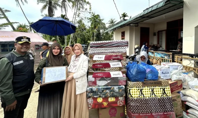 Ketua TP-PKK Kota Padang, Ny. Dian Puspita Fadly Amran menyalurkan bantuan untuk warga terdampak bencana di Kecamatan Koto Tangah, Minggu (30/11/2025). (Foto: Diskominfo Padang)