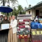 Ketua TP-PKK Kota Padang, Ny. Dian Puspita Fadly Amran menyalurkan bantuan untuk warga terdampak bencana di Kecamatan Koto Tangah, Minggu (30/11/2025). (Foto: Diskominfo Padang)