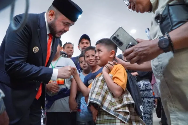Wali Kota Padang Fadly Amran menghadiri khitan massal dalam rangka Dies Natalis ke-69 Unand di RS Unand, Jumat (19/12/2025). (Foto: Prokopim Padang)