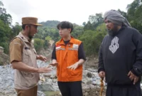Wakil Wali Kota Padang Panjang, Allex Saputra mendampingi konten kreator Willi Salim bersama Ustad Derry Sulaiman meninjau kawasan terdampak banjir bandang dan galodo di Kota Padang Panjang, Selasa (2/12/2025). (Foto: Kominfo Padang Panjang)