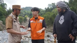 Wakil Wali Kota Padang Panjang, Allex Saputra mendampingi konten kreator Willi Salim bersama Ustad Derry Sulaiman meninjau kawasan terdampak banjir bandang dan galodo di Kota Padang Panjang, Selasa (2/12/2025). (Foto: Kominfo Padang Panjang)
