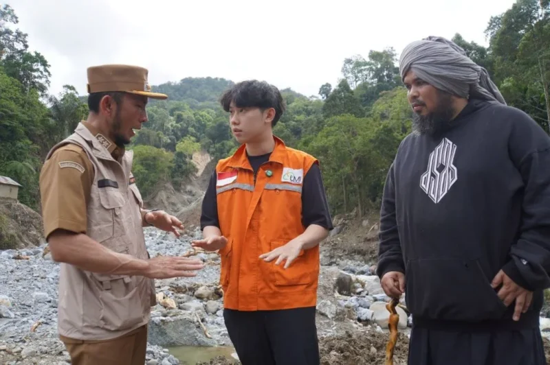 Wakil Wali Kota Padang Panjang, Allex Saputra mendampingi konten kreator Willi Salim bersama Ustad Derry Sulaiman meninjau kawasan terdampak banjir bandang dan galodo di Kota Padang Panjang, Selasa (2/12/2025). (Foto: Kominfo Padang Panjang)