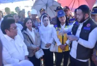 Wali Kota Padang, Fadly Amran mendampingi kunjungan kerja Wakil Ketua Komisi V DPR RI, Ridwan Bae bersama sejumlah kementerian terkait meninjau kondisi Sungai Batang Kuranji di Jembatan Kuranji, Jalan Raya Bypass, Rabu (10/12/2025). (Foto: Prokopim Padang)