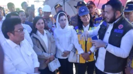Wali Kota Padang, Fadly Amran mendampingi kunjungan kerja Wakil Ketua Komisi V DPR RI, Ridwan Bae bersama sejumlah kementerian terkait meninjau kondisi Sungai Batang Kuranji di Jembatan Kuranji, Jalan Raya Bypass, Rabu (10/12/2025). (Foto: Prokopim Padang)