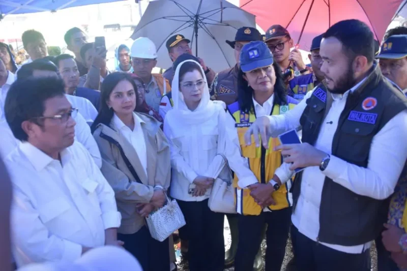 Wali Kota Padang, Fadly Amran mendampingi kunjungan kerja Wakil Ketua Komisi V DPR RI, Ridwan Bae bersama sejumlah kementerian terkait meninjau kondisi Sungai Batang Kuranji di Jembatan Kuranji, Jalan Raya Bypass, Rabu (10/12/2025). (Foto: Prokopim Padang)