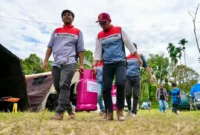Petugas Pertamina menyalurkan LPG untuk wilayah terdampak bencana di Sumut, Sumbar, dan Aceh. (Foto: Dok. Pertamina)