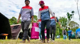 Petugas Pertamina menyalurkan LPG untuk wilayah terdampak bencana di Sumut, Sumbar, dan Aceh. (Foto: Dok. Pertamina)