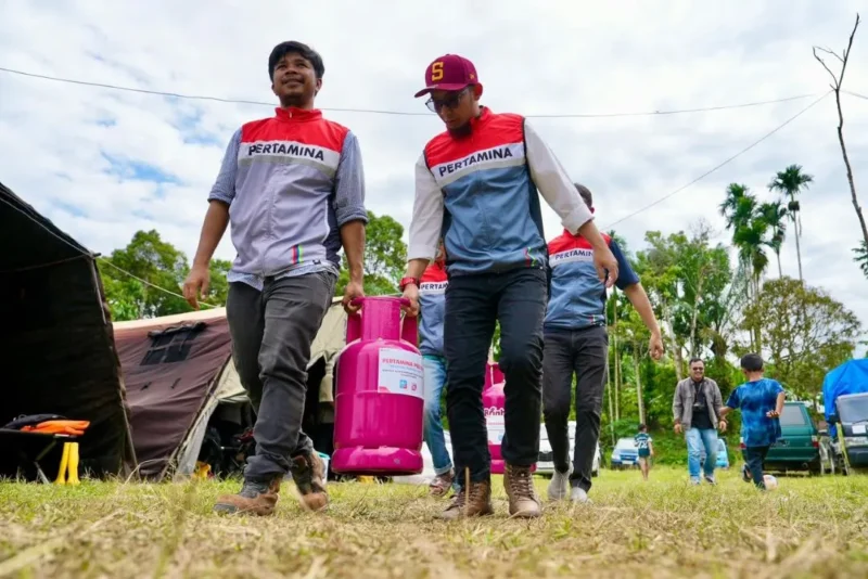 Petugas Pertamina menyalurkan LPG untuk wilayah terdampak bencana di Sumut, Sumbar, dan Aceh. (Foto: Dok. Pertamina)