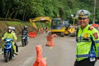 Jalur Lembah Anai kembali dapat dilalui kendaraan roda dua secara terbatas mulai Senin (8/12/2025). (Foto: Prokopim Tanah Datar)