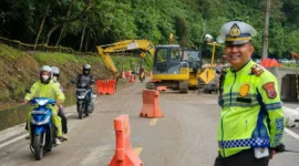 Jalur Lembah Anai kembali dapat dilalui kendaraan roda dua secara terbatas mulai Senin (8/12/2025). (Foto: Prokopim Tanah Datar)