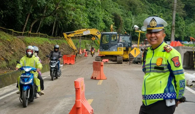 Jalur Lembah Anai kembali dapat dilalui kendaraan roda dua secara terbatas mulai Senin (8/12/2025). (Foto: Prokopim Tanah Datar)
