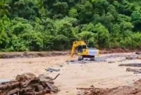 Dinas PUPR Padang bersama BWS V dan Dinas SDABK Sumbar membentuk kembali aliran Sungai pasca banjir bandang beberapa waktu lalu. (Foto: Diskominfo Padang)