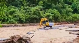 Dinas PUPR Padang bersama BWS V dan Dinas SDABK Sumbar membentuk kembali aliran Sungai pasca banjir bandang beberapa waktu lalu. (Foto: Diskominfo Padang)