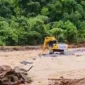 Dinas PUPR Padang bersama BWS V dan Dinas SDABK Sumbar membentuk kembali aliran Sungai pasca banjir bandang beberapa waktu lalu. (Foto: Diskominfo Padang)