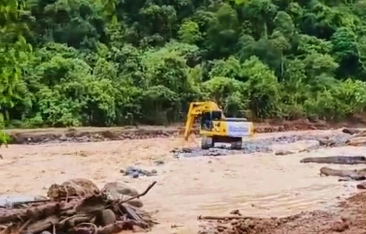 Dinas PUPR Padang bersama BWS V dan Dinas SDABK Sumbar membentuk kembali aliran Sungai pasca banjir bandang beberapa waktu lalu. (Foto: Diskominfo Padang)