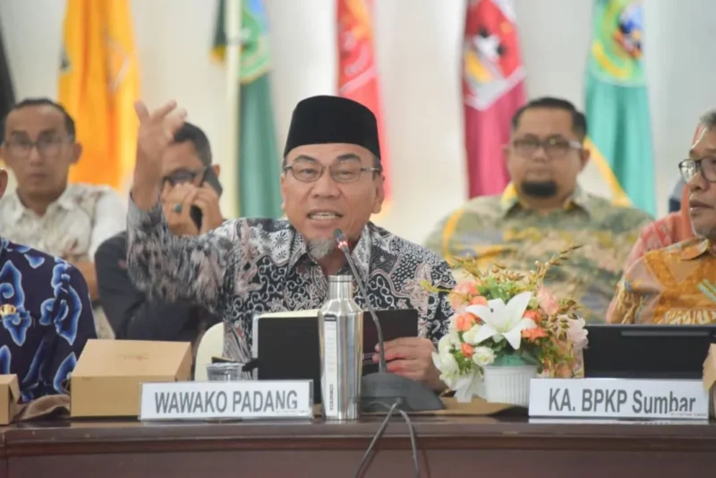 Wakil Wali Kota Padang mengikuti Rakor High Level Marketing (HLM) TPID Triwulan IV Tahun 2025 di Auditorium Gubernur Sumbar, Kamis (11/12/2025). (Foto: Prokopim Padang)