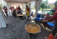 Suasana memasak rendang di pelataran parkir Gedung Bagindo Aziz Chan Youth Center, Sabtu (6/12/2025). (Foto: Ist)