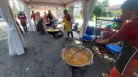 Suasana memasak rendang di pelataran parkir Gedung Bagindo Aziz Chan Youth Center, Sabtu (6/12/2025). (Foto: Ist)
