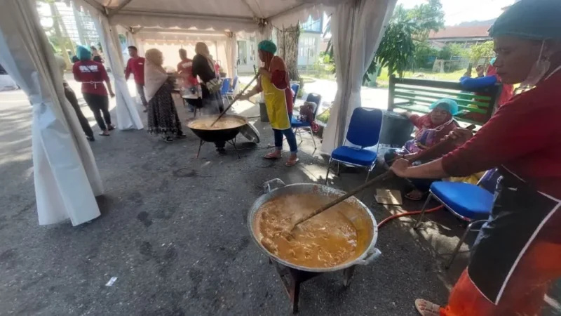 Suasana memasak rendang di pelataran parkir Gedung Bagindo Aziz Chan Youth Center, Sabtu (6/12/2025). (Foto: Ist)