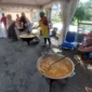 Suasana memasak rendang di pelataran parkir Gedung Bagindo Aziz Chan Youth Center, Sabtu (6/12/2025). (Foto: Ist)
