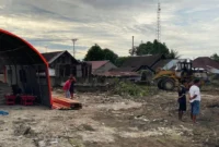 Pemko Padang mulai menerima pasokan material untuk pembangunan Huntara di kawasan Simpang Haru, Kecamatan Padang Timur, Rabu (17/12/2025). (Foto: Prokopim Padang)