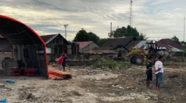 Pemko Padang mulai menerima pasokan material untuk pembangunan Huntara di kawasan Simpang Haru, Kecamatan Padang Timur, Rabu (17/12/2025). (Foto: Prokopim Padang)